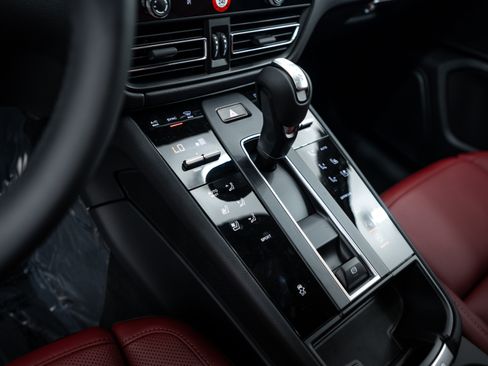Certified 2025 Porsche Macan AWD/4WD image 13