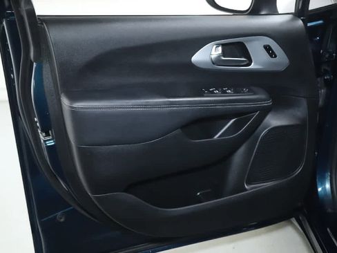 Used 2023 Chrysler Pacifica Touring-L w/ Uconnect Theater Family Group AWD/4WD image 16