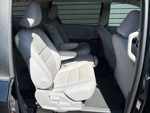 Used 2020 Toyota Sienna L FWD image 21