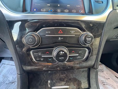 Used 2018 Chrysler 300 Limited image 18