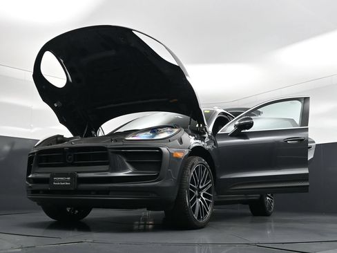 Used 2025 Porsche Macan AWD/4WD image 35
