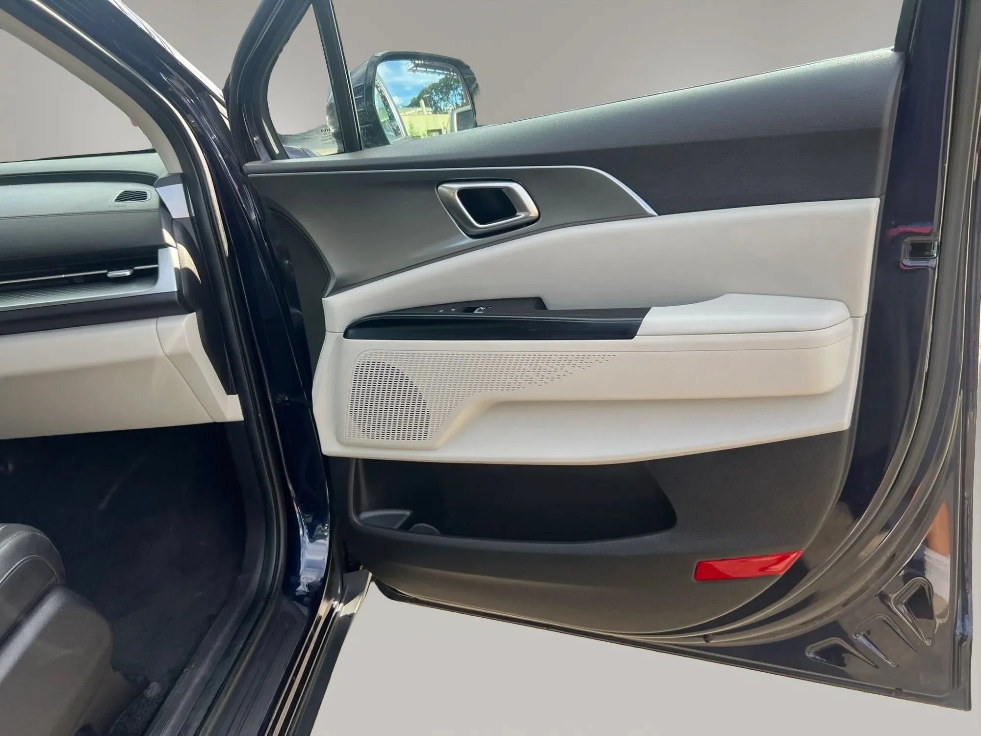Used 2023 Kia Carnival LX FWD image 31