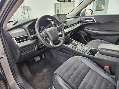 Used 2024 Mitsubishi Outlander SE image 10