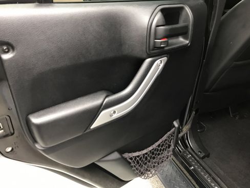 Used 2015 Jeep Wrangler Unlimited Sahara w/ Connectivity Group AWD/4WD image 15
