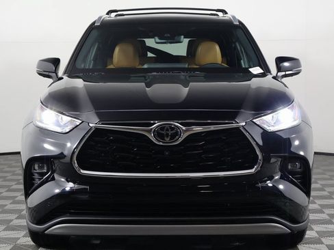 Used 2022 Toyota Highlander Platinum FWD image 2