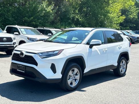 Used 2025 Toyota RAV4 XLE AWD/4WD image 2
