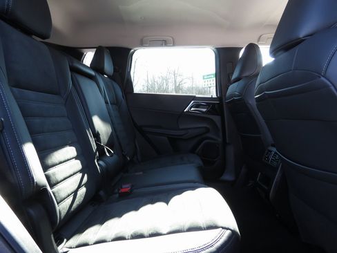 Used 2023 Mitsubishi Outlander SE image 16