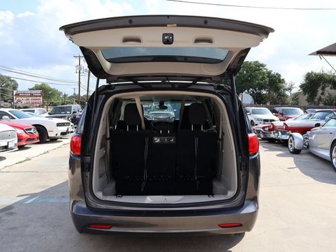Used 2017 Chrysler Pacifica Touring w/ Tire & Wheel Group FWD image 17