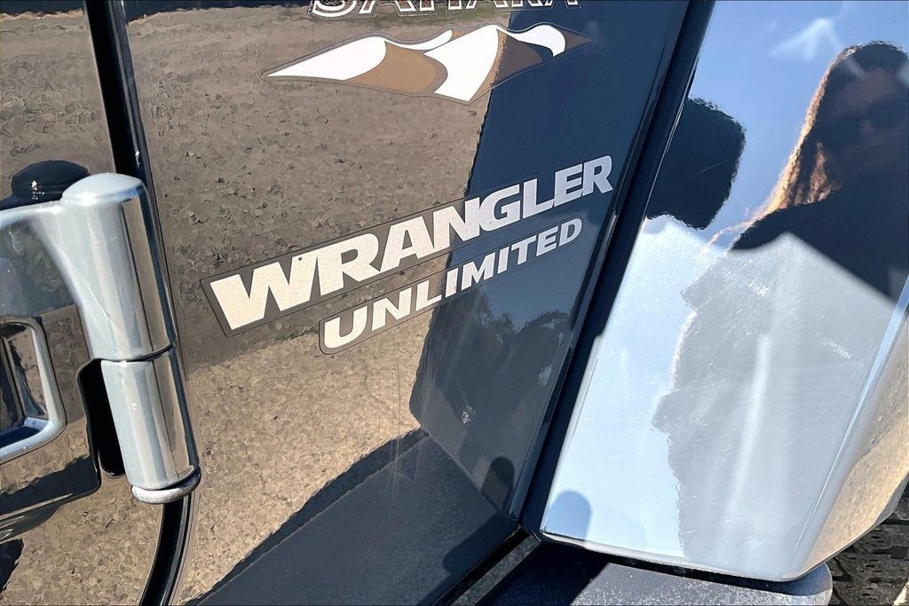 Used 2017 Jeep Wrangler Unlimited Sahara w/ Connectivity Group AWD/4WD image 33