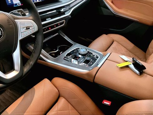 Used 2024 BMW X7 xDrive40i w/ Premium Package image 18
