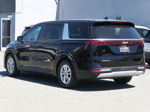Used 2024 Kia Carnival LX FWD image 5