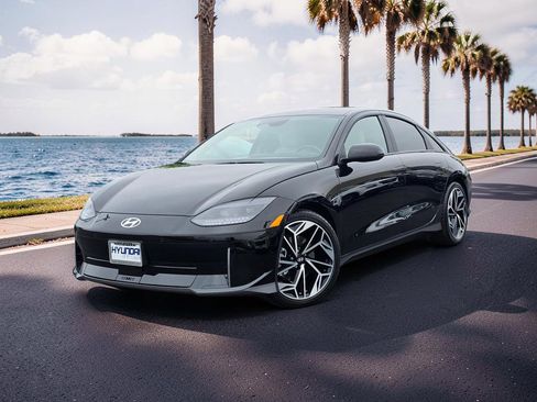 Used 2025 Hyundai Ioniq 6 SEL RWD image 2