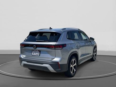Used 2026 Volkswagen Tiguan SE w/ Panoramic Sunroof Package FWD image 4