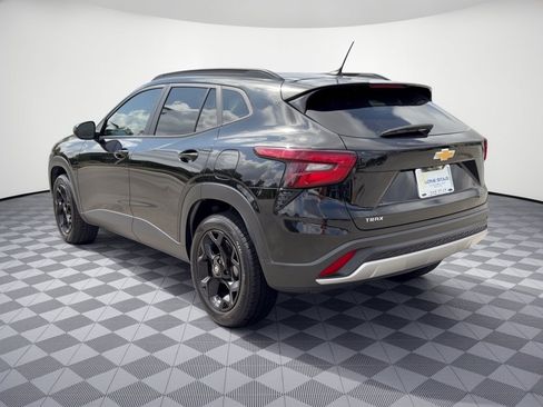 Used 2024 Chevrolet Trax LT w/ Driver Confidence Package FWD image 3