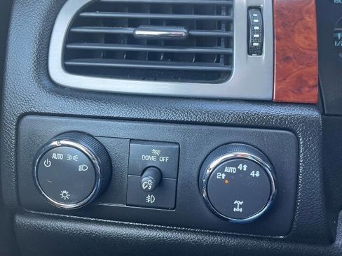 Used 2011 Chevrolet Avalanche LT image 19