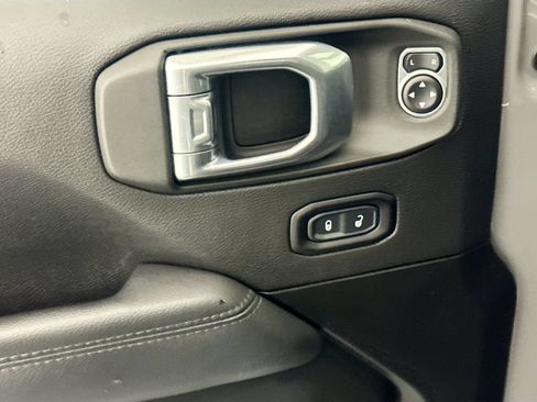 Used 2022 Jeep Wrangler Unlimited Sahara AWD/4WD image 16