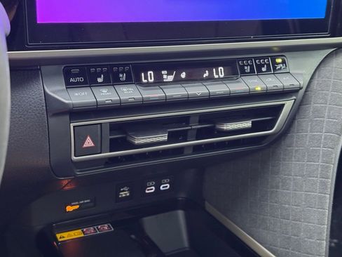 Used 2025 Toyota Camry XLE w/ Premium Plus Package image 33