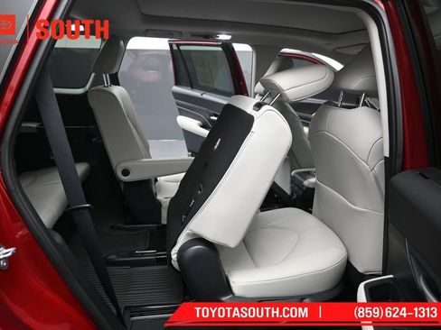 Used 2024 Toyota Grand Highlander AWD image 33