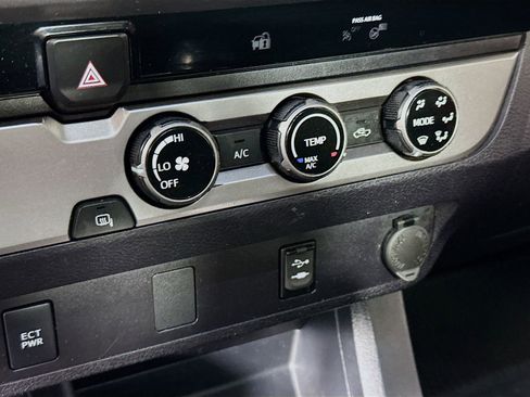 Used 2018 Toyota Tacoma SR5 w/ SR5 Appearance Package (SM) image 15