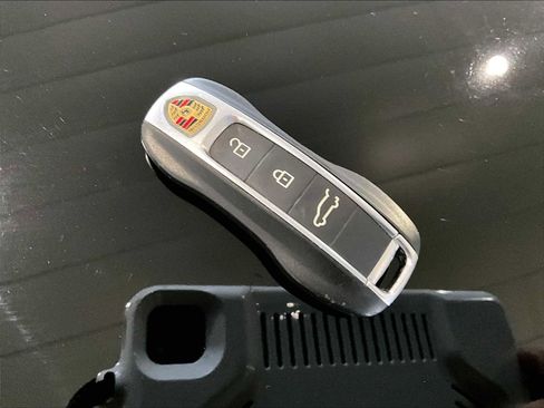 Used 2023 Porsche Cayenne Platinum Edition image 35