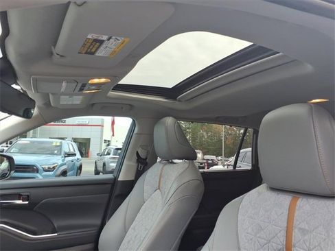 Used 2023 Toyota Highlander Bronze Edition image 15