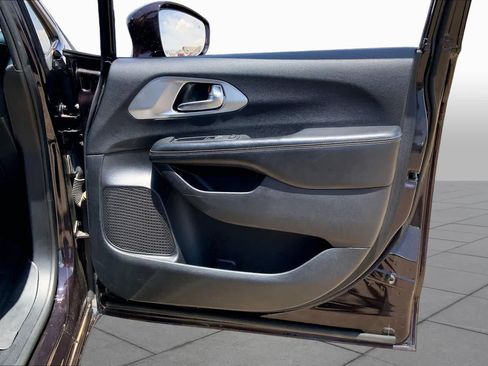 Used 2019 Chrysler Pacifica Touring-L w/ S Appearance Package FWD image 23