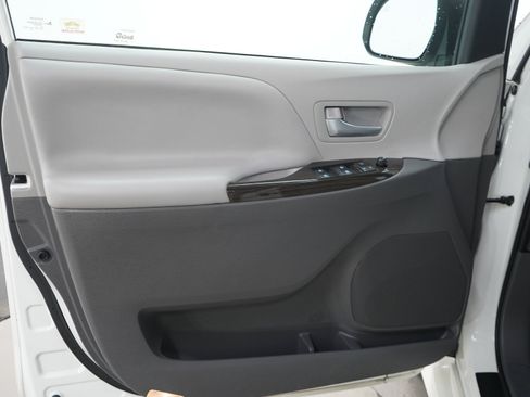 Used 2020 Toyota Sienna XLE Premium w/ Carpet Mat Package FWD image 22