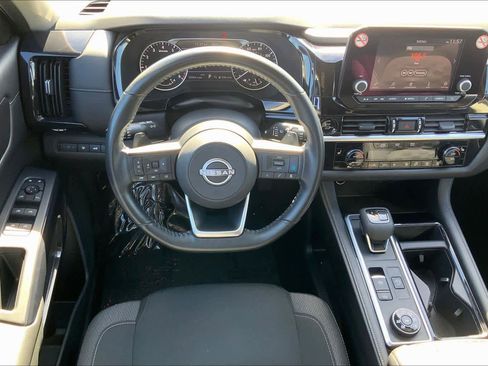 Used 2025 Nissan Pathfinder SV image 5