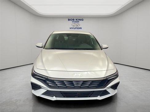 Certified 2024 Hyundai Elantra SE FWD image 7
