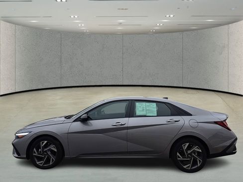 Used 2025 Hyundai Elantra Sport image 8