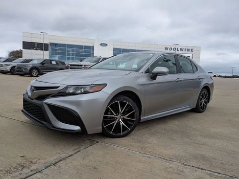 Used 2024 Toyota Camry SE image 4