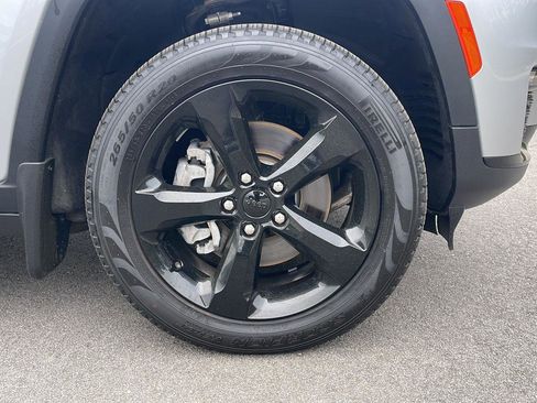 Certified 2024 Jeep Grand Cherokee L Limited w/ Black Appearance Package image 9