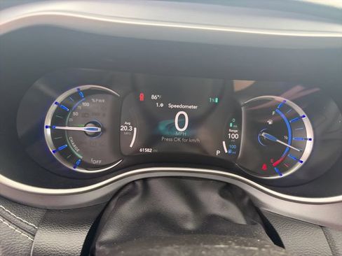Used 2022 Chrysler Pacifica Touring-L w/ Uconnect Theater Family Group FWD image 15