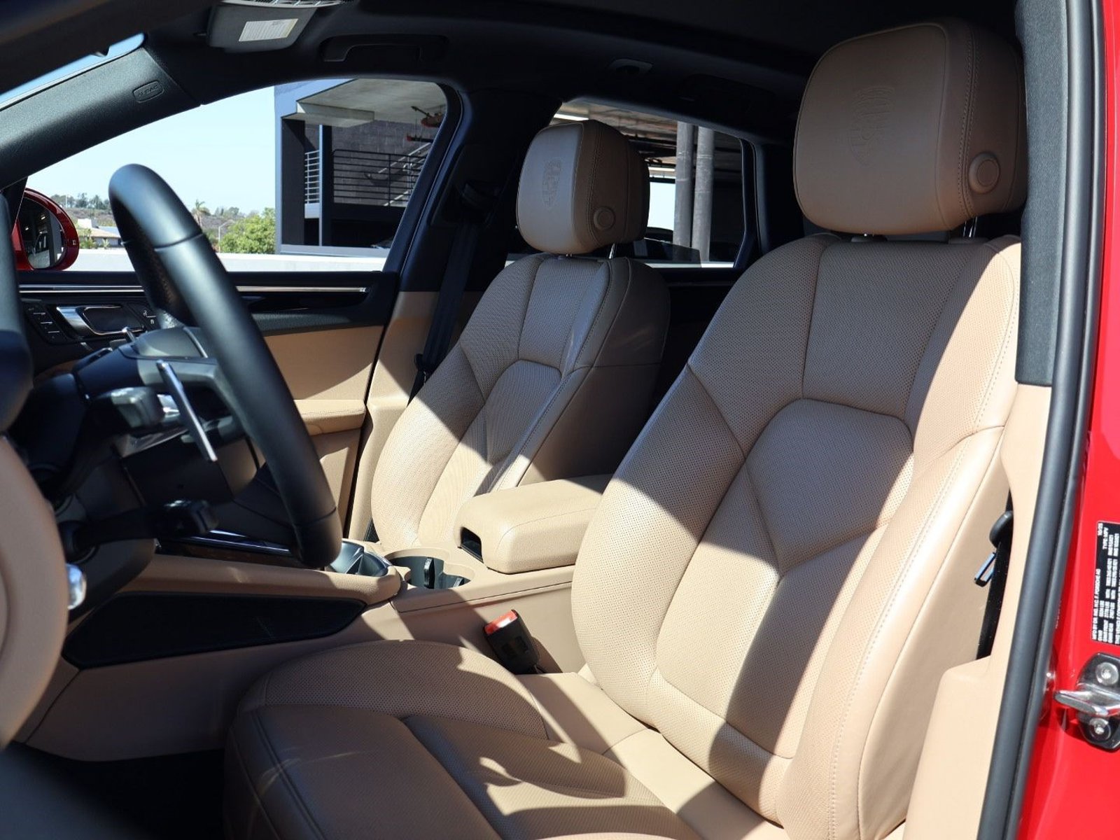 Certified 2026 Porsche Macan AWD/4WD image 5
