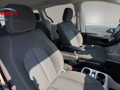 Used 2022 Chrysler Voyager LX FWD image 15