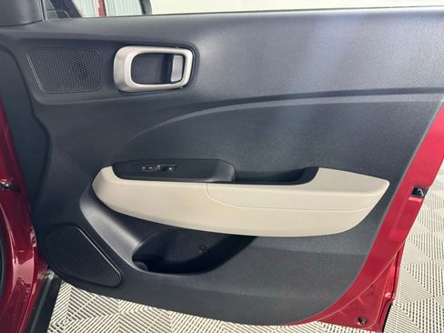 Used 2025 Hyundai Venue SEL image 30