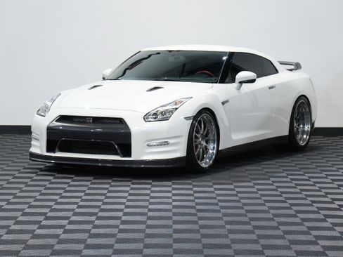 Used 2015 Nissan GT-R Black Edition image 3
