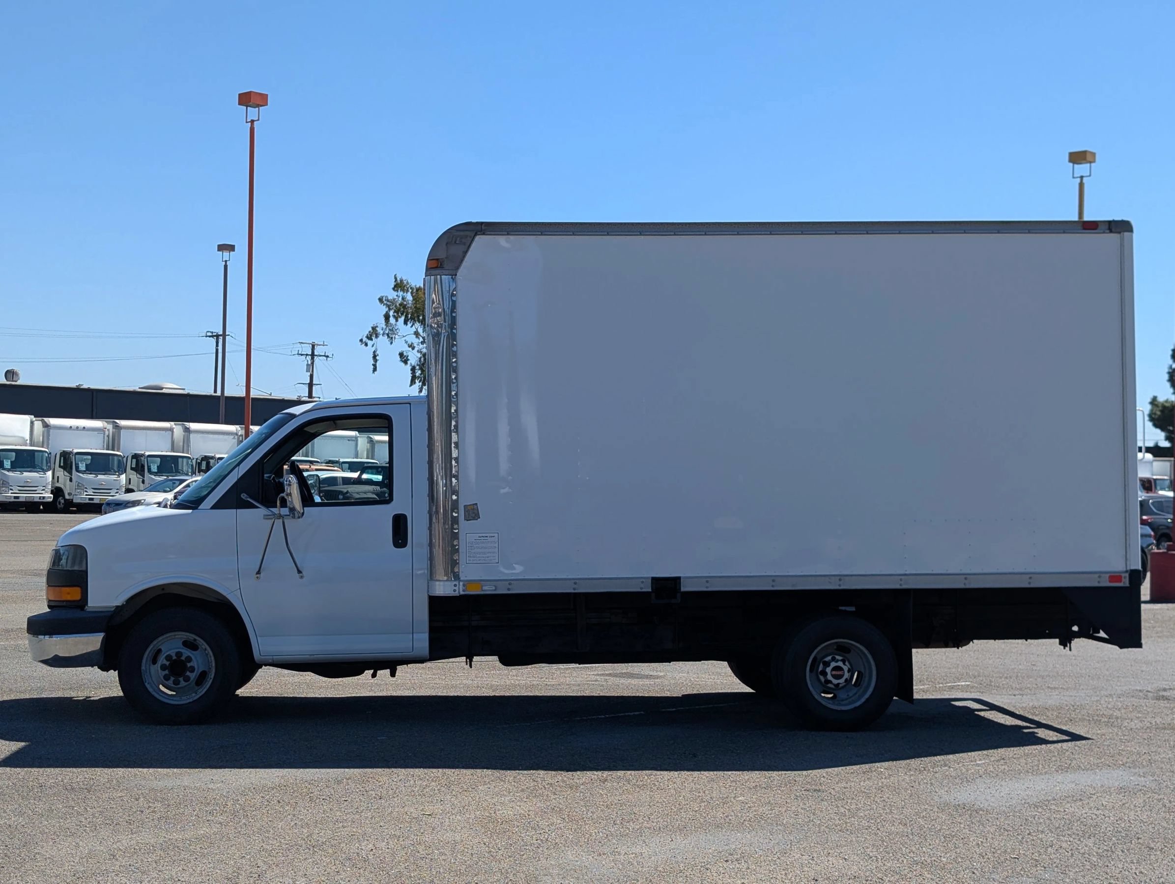 Used 2003 GMC Savana 3500 w/ Chrome Appearance Package RWD image 4