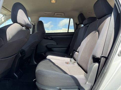 Used 2024 Toyota Highlander LE FWD image 29