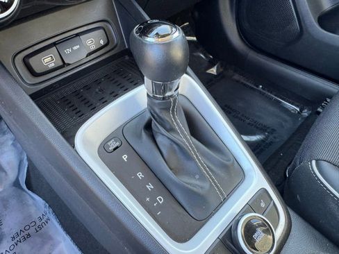 Used 2023 Hyundai Venue Limited image 27