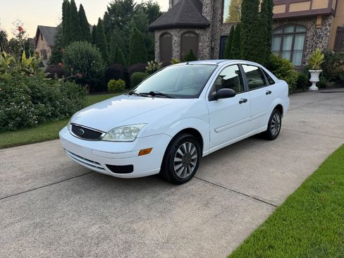 Used 2007 Ford Focus SE FWD image 2