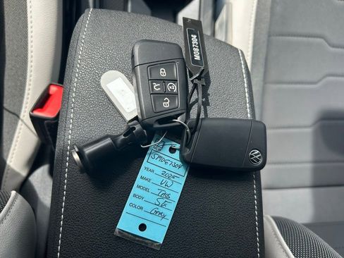 New 2025 Volkswagen Taos SE w/ Panoramic Sunroof Package image 57