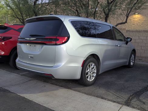 Used 2024 Chrysler Pacifica Touring-L FWD image 4