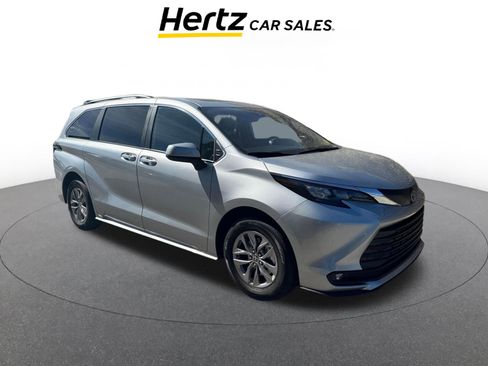 Used 2025 Toyota Sienna XLE image 1