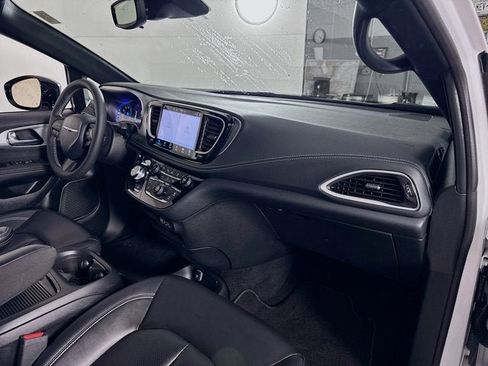 Used 2024 Chrysler Pacifica Touring-L w/ S Appearance Package image 30