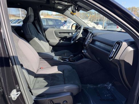 Used 2023 Volvo XC40 Recharge Plus image 11