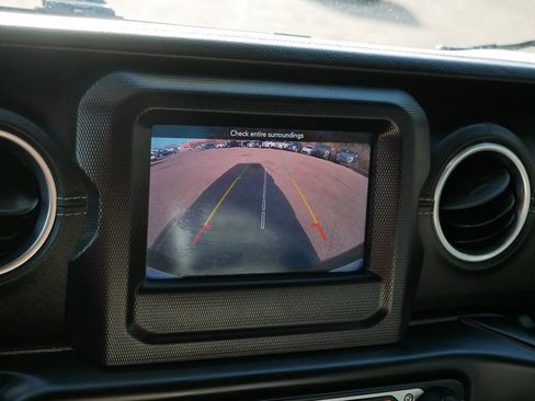 Used 2018 Jeep Wrangler Unlimited Sahara image 28