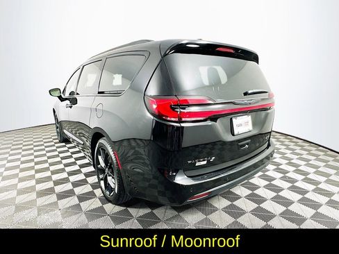 Used 2025 Chrysler Pacifica Limited image 7