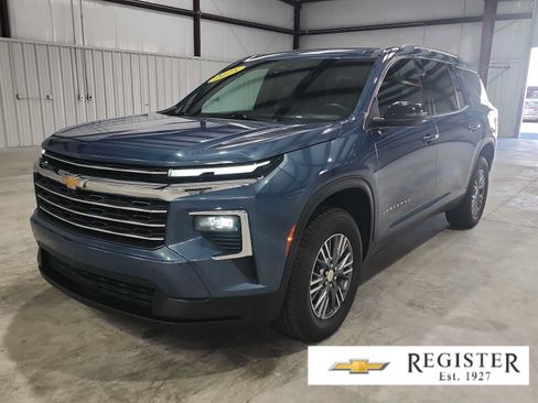 Used 2025 Chevrolet Traverse LT FWD image 1