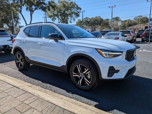 Used 2026 Volvo XC40 B4 Core image 8